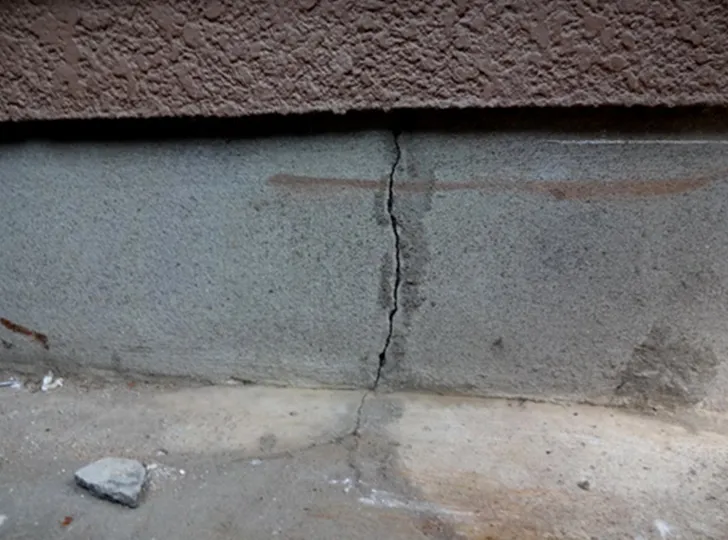 基礎クラック補修施工開始